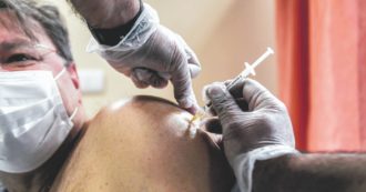 Vaccini, accordo tra governo e parti sociali: via libera alle iniezioni nei luoghi di lavoro