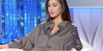 Copertina di Belen Rodriguez piange a dirotto ascoltando la mamma cantare. Ma sui social i fan notano un dettaglio