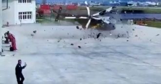 Copertina di Bolzano, l’elicottero della Guardia di Finanza si ribalta durante le manovre a terra: il video dell’incidente. Illeso l’equipaggio