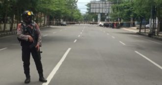 Copertina di Indonesia, attentato suicida davanti a una chiesa cattolica: due kamikaze si sono fatti esplodere ferendo almeno 14 persone
