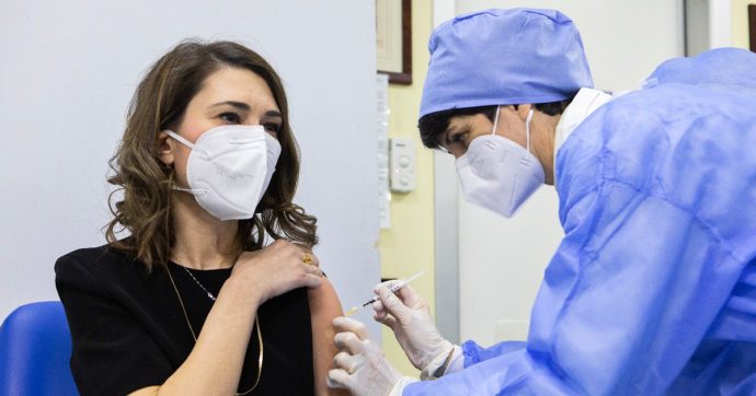 La Lombardia chiude alcuni centri vaccinali nel Cremonese: mancano le dosi. I sindaci: “Un errore. È dovuto al passaggio da Aria a Poste”