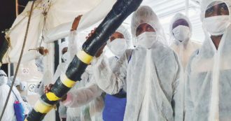 Copertina di Inchiesta Ong, le telefonate di Casarini: “Coi soldi danesi beviamo champagne”