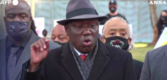 Copertina di George Floyd, l’avvocato della famiglia: “Il video dell’omicidio mostra una tortura, bisogna chiamare le cose col loro nome”