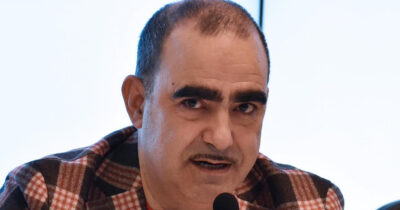 Copertina di “Olly ha vinto Sanremo con l’autotune che serve per correggere le stonature. A questo punto prendiamo venti persone a caso e facciamole cantare… Noi, al Festival con La Terra dei Cachi per merito di Baudo”: parla Elio