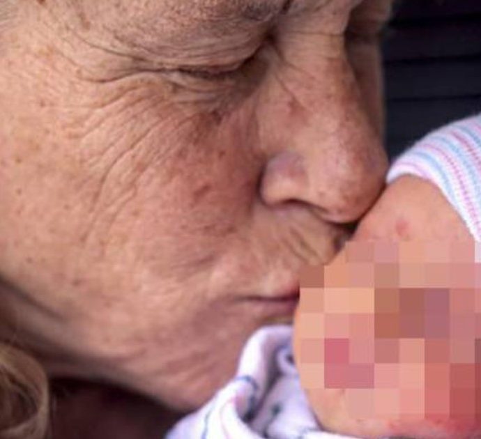 Mamma partorisce a 57 anni dopo aver sconfitto un cancro al cervello durante la gravidanza: la sua prima figlia stroncata a 13 anni proprio da un tumore