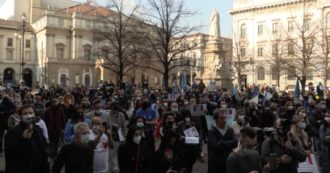 Copertina di Milano, centinaia di manifestanti in piazza della Scala contro le chiusure: “Dal 7 aprile apriremo. L’alternativa è fallire domani”