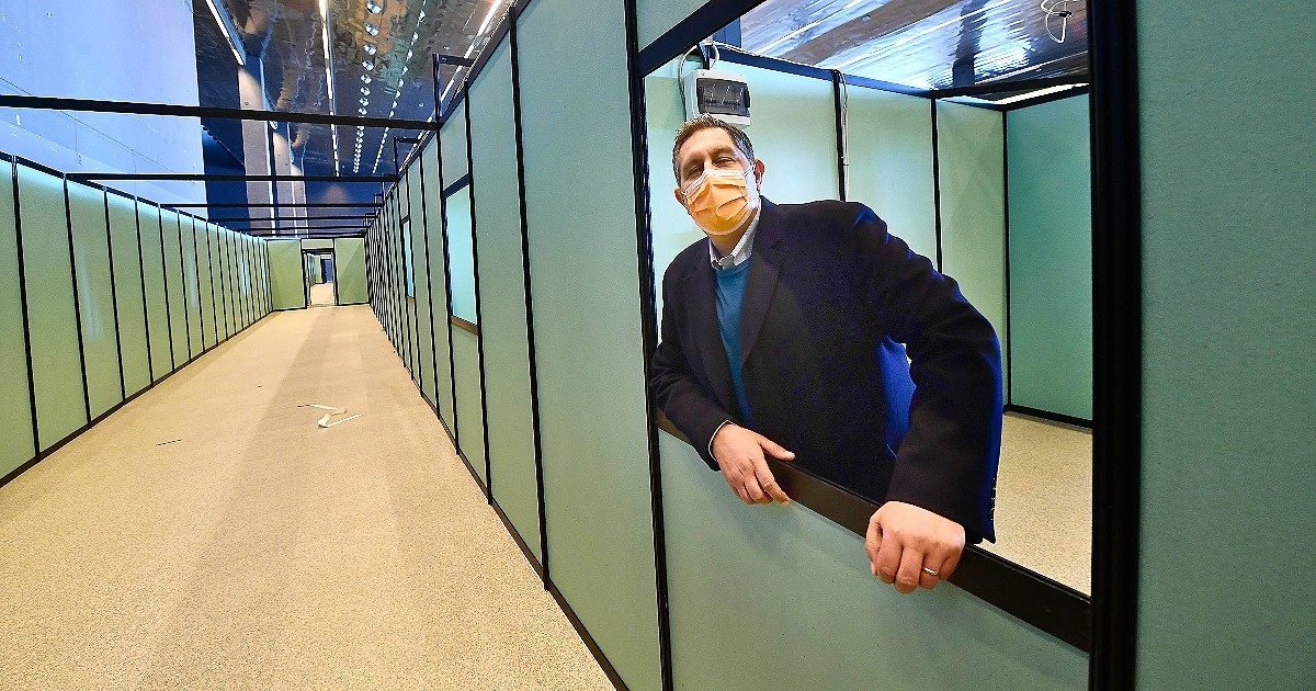 Genova, Toti inaugura l’hub vaccinale alla Fiera: dosi iniettate pure dai medici di Confindustria e coop. Quelli di base protestano: “La Regione ci taglia le fiale”