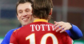 Copertina di Antonio Cassano sbotta contro la serie Sky su Totti: “Io non sono così. Mi hanno fatto passare come quello che urlava, faceva casino, mangiava quello e quell’altro”