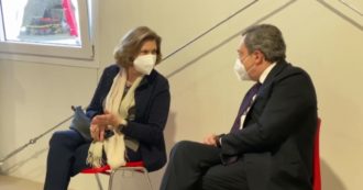 Copertina di Covid, il premier Mario Draghi e la moglie vaccinati con Astrazeneca nell’hub della stazione Termini, a Roma