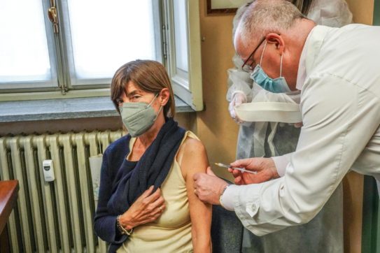 Il Fatto di domani. Il piano Figliuolo: vaccini persino nei siti dei vescovi, però i medici di base restano senza