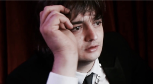 Copertina di Com’è diventato Pete Doherty. Con amore, storia di un 42enne che è stato (e forse è ancora) una vera rockstar