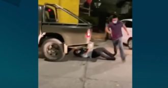 Copertina di Prete celebra una messa clandestina e si lancia sotto una macchina per evitare l’arresto. Poi attacca la polizia a pugni