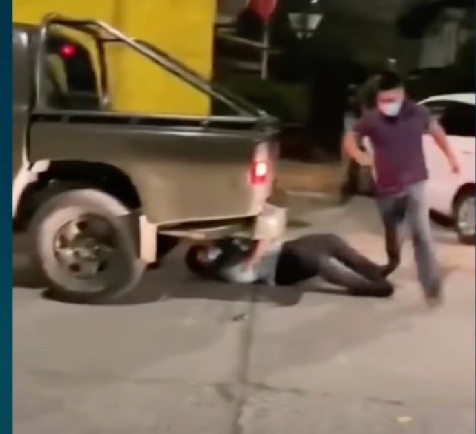 Prete celebra una messa clandestina e si lancia sotto una macchina per evitare l’arresto. Poi attacca la polizia a pugni