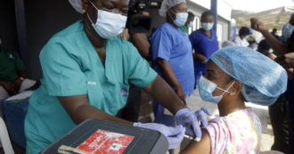 Copertina di Oxfam ed Emergency: “Vaccinazioni troppo lente, varianti rischiano di vanificare sforzi. Condividere brevetti e tecnologie”