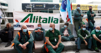 Copertina di Alitalia, sollievo a metà per i dipendenti, pagato il 50% degli stipendi. Cresce la tensione tra Roma e Bruxelles