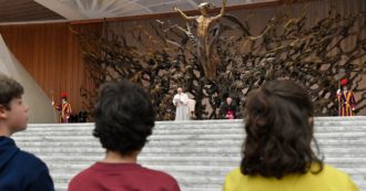Copertina di Per il suo biglietto augurale di Pasqua il Papa sceglie la scultura simbolo dell’Aula Paolo VI