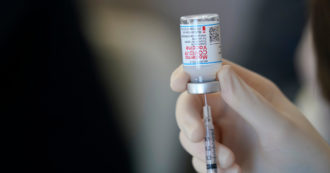Vaccino anti-Covid, via libera dell’Ema anche alla terza dose di Moderna per gli over 18