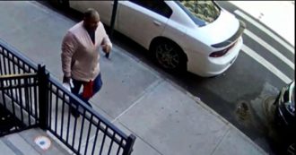 Copertina di New York, aumentano aggressioni contro persone di origine asiatica. In un video un uomo colpisce una donna in strada a Manhattan