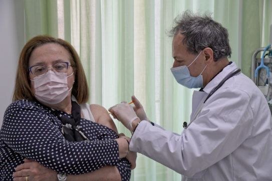 Vaccini, report ministero: 2 milioni e 693mila over 60 ancora senza prima dose. Solo 140mila iniezioni in sette giorni nella fascia d’età