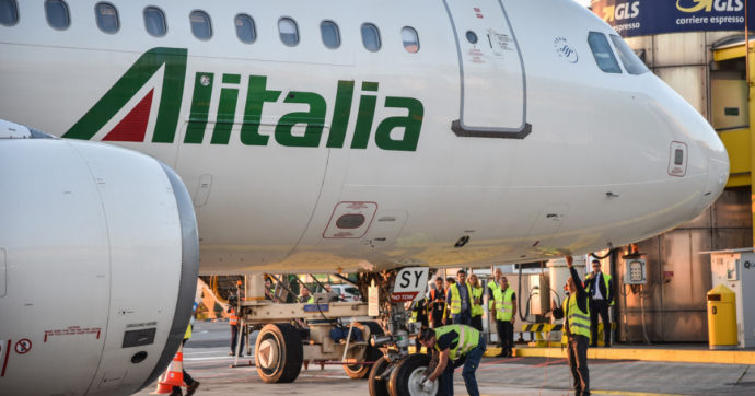 Alitalia, Ue: “Intesa con Roma sui parametri per garantire discontinuità”. Flotta ridotta di almeno il 50% e il marchio sarà messo a gara