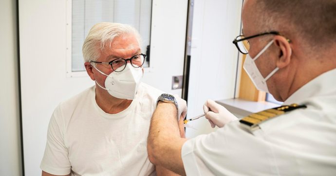 Germania, il presidente Frank-Walter Steinmeier si vaccina con Astrazeneca: “Aderite!”
