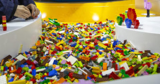 Copertina di Lego, è caccia ai trafficanti di mattoncini: “Mercato più redditizio della droga, soprattutto i pezzi rari”
