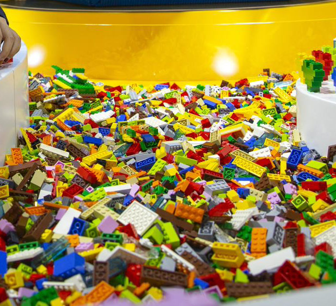 Lego, è caccia ai trafficanti di mattoncini: “Mercato più redditizio della droga, soprattutto i pezzi rari”
