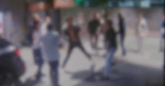 Copertina di Milano, in 15 picchiano e aggrediscono passanti a caso all’Arco della Pace: 4 arresti – Video