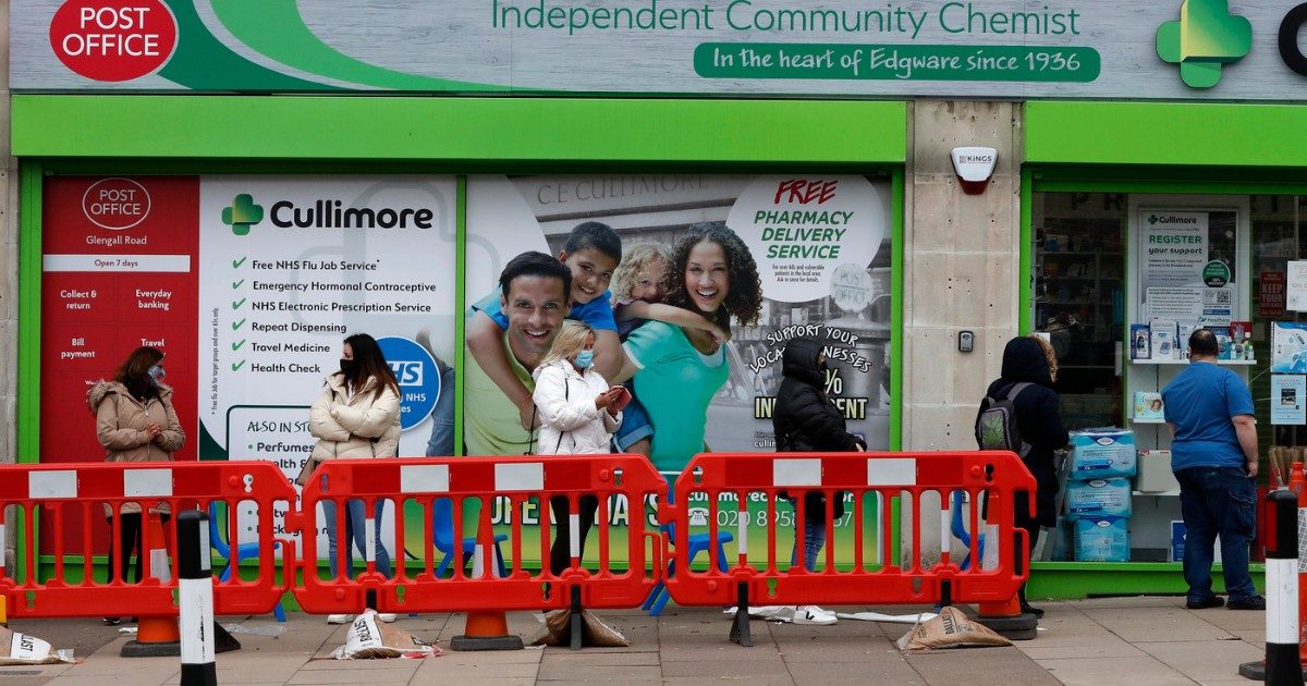 Uk: accesso ai pub, sms e selfie in segno di vittoria per spingere a vaccinarsi. E sulle dosi che avanzano funziona il passaparola