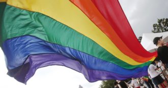 Copertina di Torino, coppia gay minacciata dai condomini: “Siete cancro per il palazzo, raccolta firme per mandarvi via”. Appendino: “Odio e ignoranza”