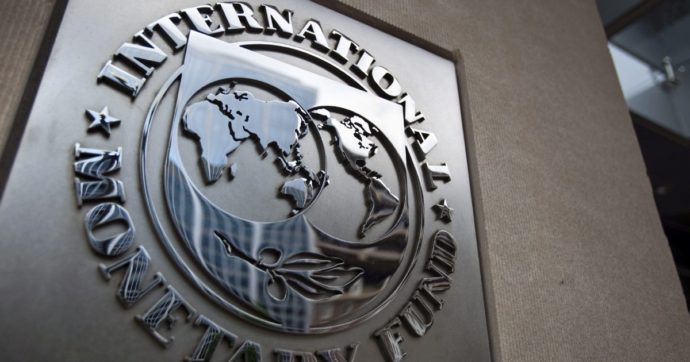 Copertina di Conte-Gualtieri, persino il Fmi promuove le loro misure