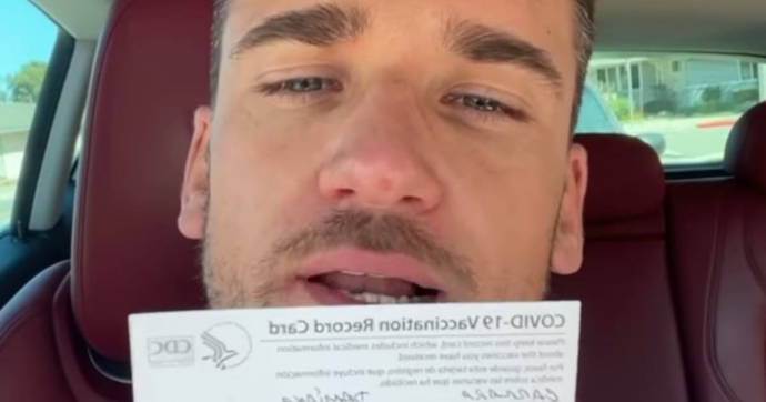 Lo chef Damiano Carrara si è vaccinato a 35 anni: “È il mio turno”