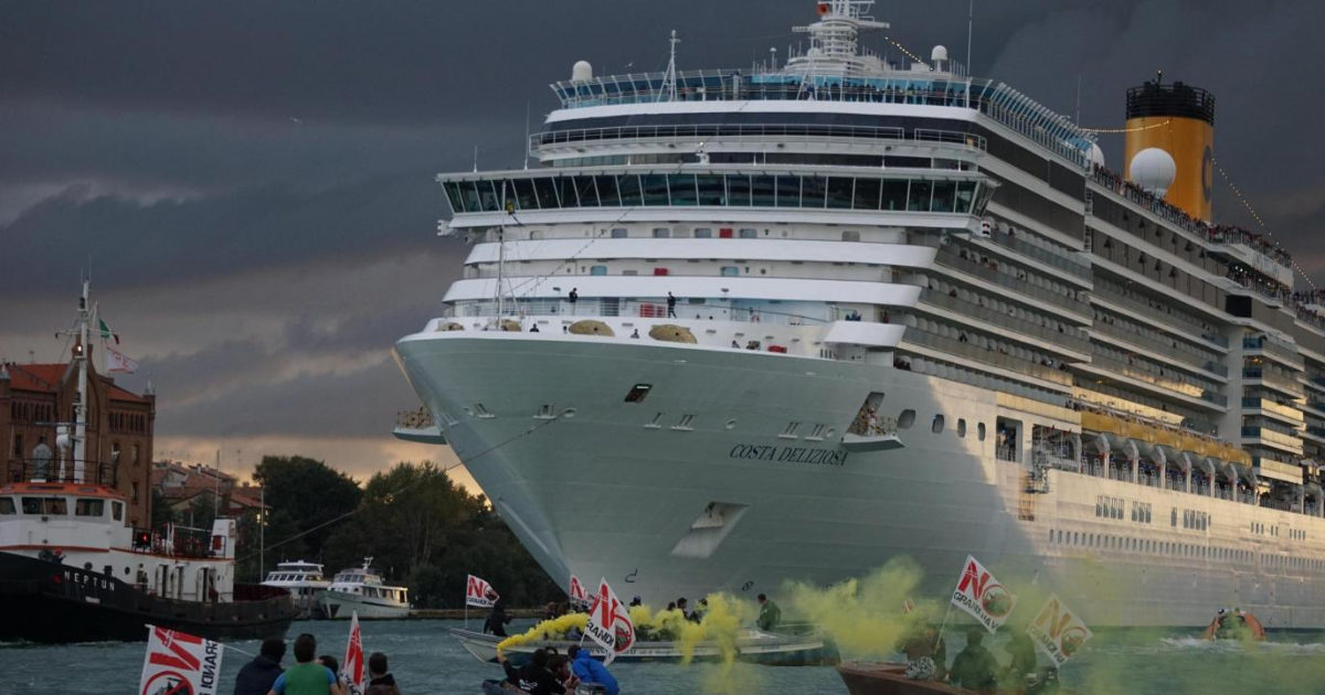 Venezia e grandi navi, il nuovo decreto non soddisfa le associazioni: “Le imbarcazioni escono dal bacino di San Marco ma restano in laguna”