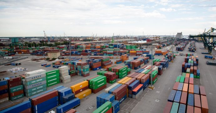La guerra in Medioriente fa deviare le portacontainer da Suez a Buona Speranza: 7-10 giorni di viaggio in più e costi in aumento