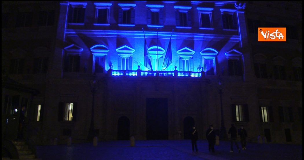 Giornata mondiale dell’autismo, le facciate di Palazzo Chigi e Montecitorio illuminate di blu. Le immagini