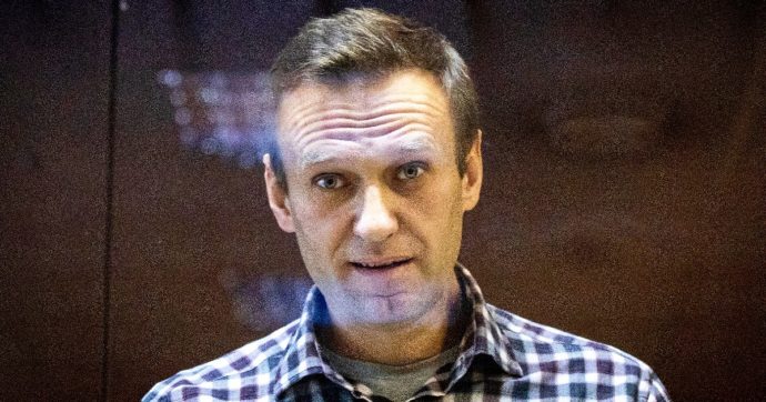Navalny trasferito in carcere ancora più duro: almeno un anno in cella di isolamento. “Colpa della mia incorreggibilità”