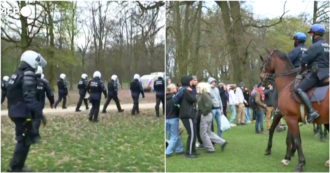 Copertina di Troppe persone nel parco a Bruxelles, la polizia a cavallo e in tenuta antisommossa interviene per disperdere la folla – Video