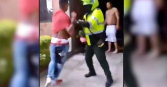 Copertina di L’ex calciatore dell’Inter Guarin aggredisce i genitori e viene arrestato: il momento in cui viene allontanato dal padre – Video
