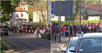 Copertina di Milano, centinaia di persone in fila per un pasto alla vigilia di Pasqua: la coda lunga più di 400 metri – Video