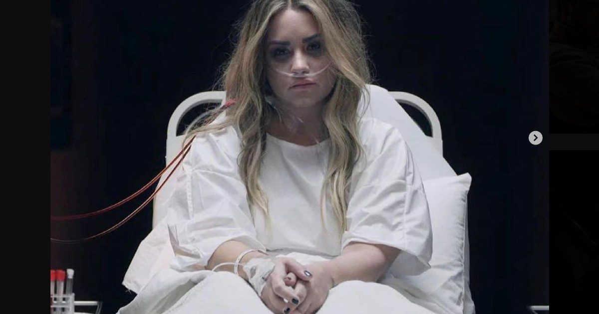 Demi Lovato: “Mi hanno trovata nuda, blu. Sono stata dichiarata morta”. In un video ricostruisce gli abusi subiti e l’overdose