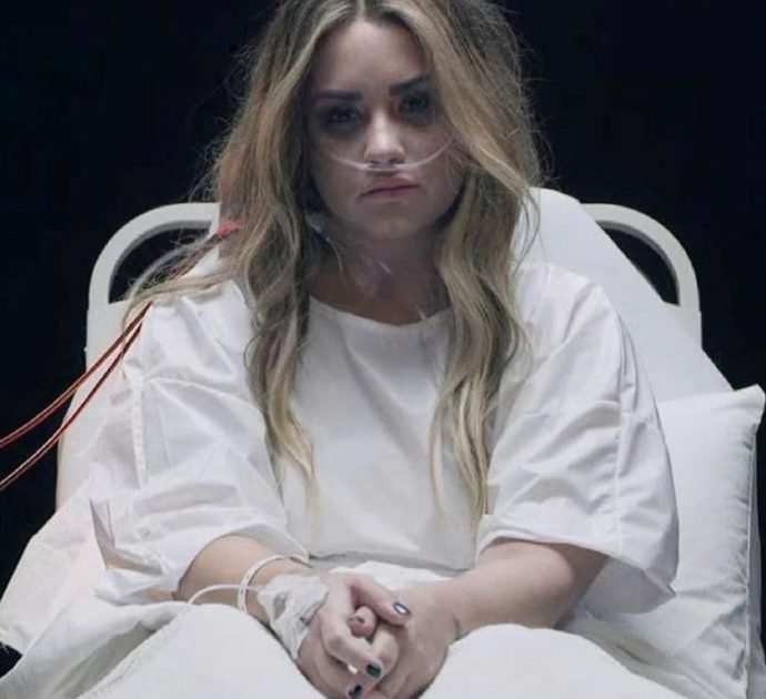 Demi Lovato: “Mi hanno trovata nuda, blu. Sono stata dichiarata morta”. In un video ricostruisce gli abusi subiti e l’overdose