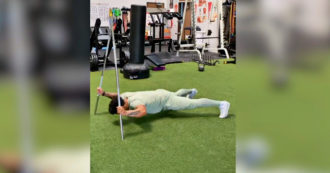 L’esercizio impossibile coi due bilancieri fa male solo a guardarlo: a metà tra un plank e un piegamento sulle braccia – Video