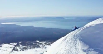 Giù dal vulcano innevato col kayak: la folle impresa a 100 km/h è da brividi – Video