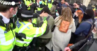 Copertina di Londra, scontri con la polizia durante la manifestazione “Kill the Bill” contro il governo: decine di arresti – Video