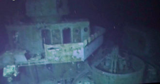 Copertina di L’immersione da record per ammirare la nave affondata nella Seconda guerra mondiale: il relitto si trova a 6500 metri di profondità – Video