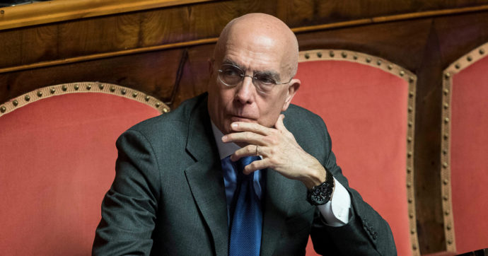Elezioni, grana Albertini a Milano per Calenda: “Si è proposto per sms, non lo sentivo da anni”. Ma l’ex sindaco: “Ha blindato i seggi per i suoi”