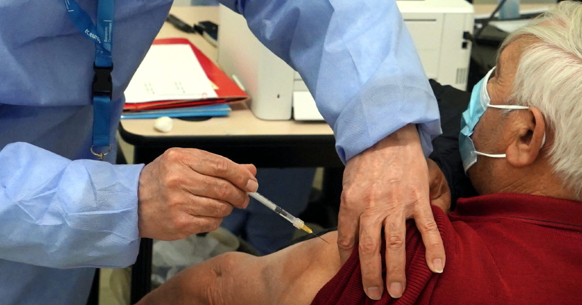 Il caso dei medici che tornano in servizio per il Covid: molti rischiano lo stop alla pensione per un pasticcio normativo. “Così possibili rinunce tra i vaccinatori”