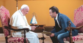 Copertina di “A papa Francesco do del tu. Erri De Luca è un ‘teologo’. Welby meritava il funerale”