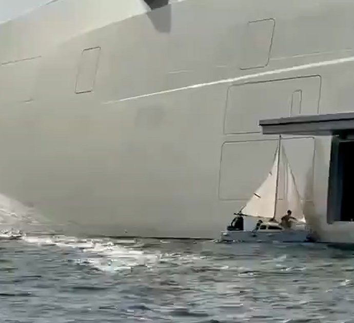 Spagna, la piccola barca a vela va a sbattere contro il mega yacht di lusso da 460 milioni dollari: le immagini