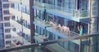 Copertina di Modelle posano nude su un balcone a Dubai e il video fa il giro del web: arrestate per “dissolutezza”